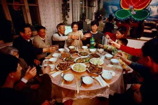 The Etiquette and Customs of Chinese Dining: A Guide to Enjoying a Chinese Meal